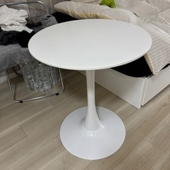 韓国家具　カフェテーブル　ホワイトの画像