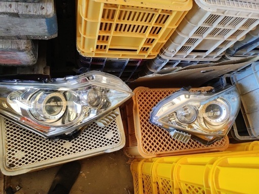 車の黄ばみ、白ボケ、くすんだヘッドライトを綺麗に塗ります
