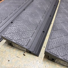 🚗道路と車庫の段差スローププレート アイリス高さ10cm ･90cm×3個セット【ホームセンター販売商品買取】の画像