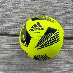 アディダス　サッカーボール