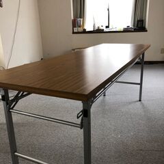 折り畳み式長机を差し上げます。