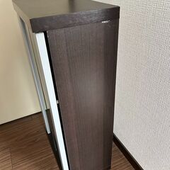 CDラック　本棚　ガラス戸の棚の画像