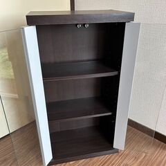 CDラック　本棚　ガラス戸の棚の画像