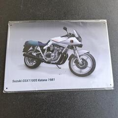 新品/未使用ブリキ看板　スズキが製造・販売するオートバイのシリーズ商標である「カタナ」の1981年モデル、GSX1100S カタナです。日本刀の画像