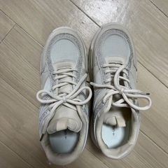 運動靴薄いベージュ