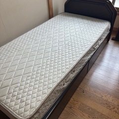 シングルベッドとマットレス
