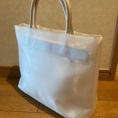 透け感のある　オシャレハンドバッグの画像