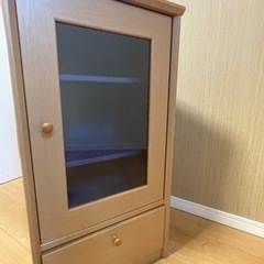ガラスのキャビネット引き出し付き
　 