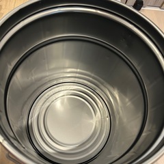 アディダス　缶の画像