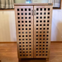 棚　キャビネット　