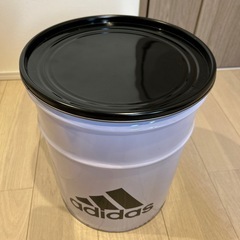 アディダス　缶の画像
