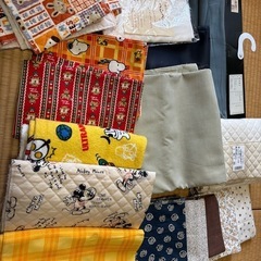 ハギレ、ミシン刺繍糸、ビーズ
