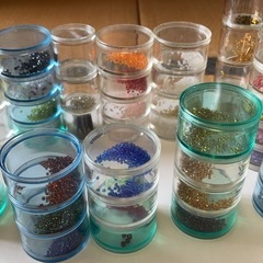 ハギレ、ミシン刺繍糸、ビーズ
の画像