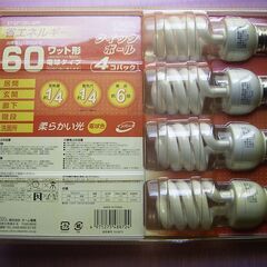 未使用　電球型蛍光ランプ　４個パック　電球色　消費電力１３W　６０W電球相当の画像