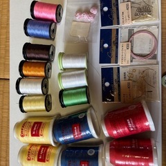 ハギレ、ミシン刺繍糸、ビーズ
の画像