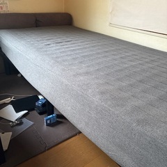 シングルのパイプベッド