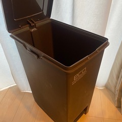 大きめのゴミ箱の画像