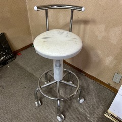 白い椅子