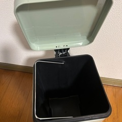 レトロ　ブリキのゴミ箱　グリーンの画像
