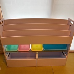 おもちゃ箱、本棚の画像