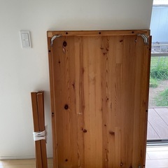 IKEA木製テーブルと椅子一脚の画像