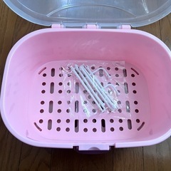 赤ちゃんのミルクボトルを乾燥するためのラック。の画像