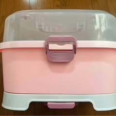 赤ちゃんのミルクボトルを乾燥するためのラック。の画像