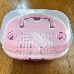 赤ちゃんのミルクボトルを乾燥するためのラック。