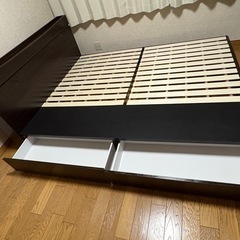 クイーンベッドフレーム収納コンセント付き