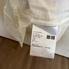 UNIQLOホワイト Vネック ノースリーブシャツの画像