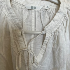UNIQLOホワイト Vネック ノースリーブシャツの画像