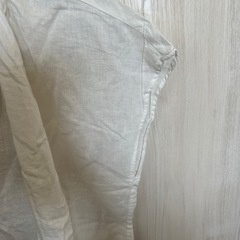 UNIQLOホワイト Vネック ノースリーブシャツの画像