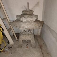 庭にある石の灯籠