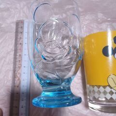 ミッキーマウスのグラス2個とマグカップの画像