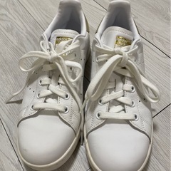 adidas スニーカー
