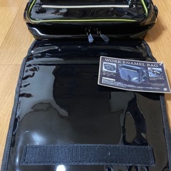 ウォーク エナメルショルダーバッグの画像