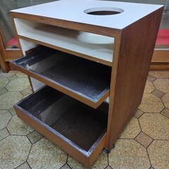 【無料　取りに来てくれる方限定】キャスター付きワゴン（飲み物提供用）の画像