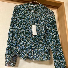 ユニクロ　　プリントVネックブラウスL