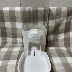 フードストッカー 透明プラスチック製 自動給餌器 フードディスペンサー犬猫ペット
の画像