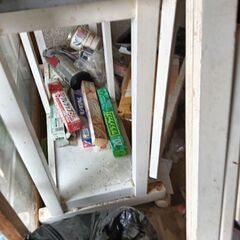 白の折りたたみ式ダイニングテーブルですの画像