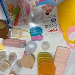抱っこ紐、リッチェルバスマット、哺乳瓶、搾乳機の画像