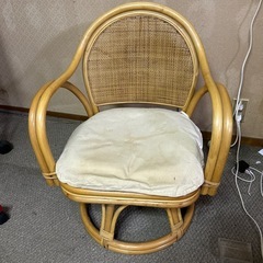 藤の回転椅子