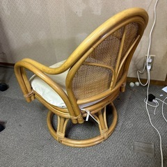 藤の回転椅子の画像