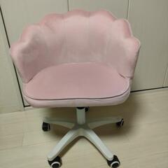 ピンクのオフィスチェアの画像