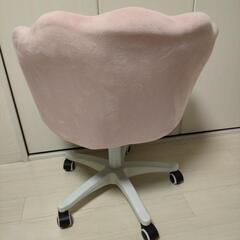 ピンクのオフィスチェアの画像