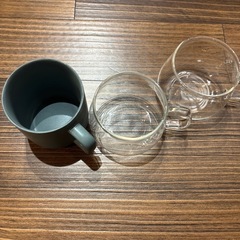 マグカップ1つ　軽いガラスのコップ2つ