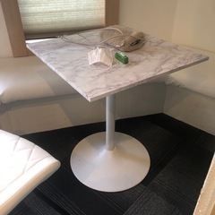 残り1脚カフェテーブル　大理石調