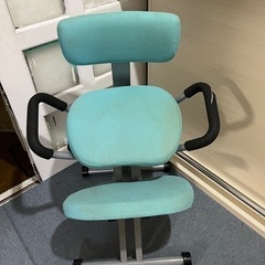 背筋を真っ直ぐにするための椅子
