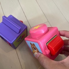 赤ちゃん用おもちゃ(しかけのついた箱2個)