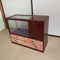 レトロな飾り棚をお譲りいたします。